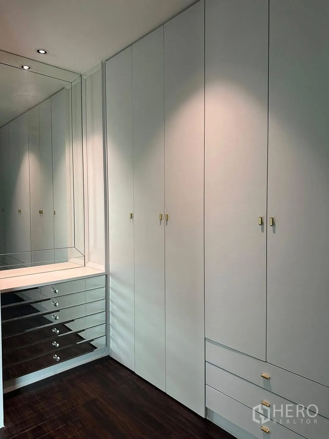 บ้าน ให้เช่าในLat Krabang, Bangkok - ห้องแต่งตัวพร้อมตู้เสื้อผ้าบานสูงสีขาว โต๊ะเครื่องแป้งกระจก และพื้นสีเข้ม