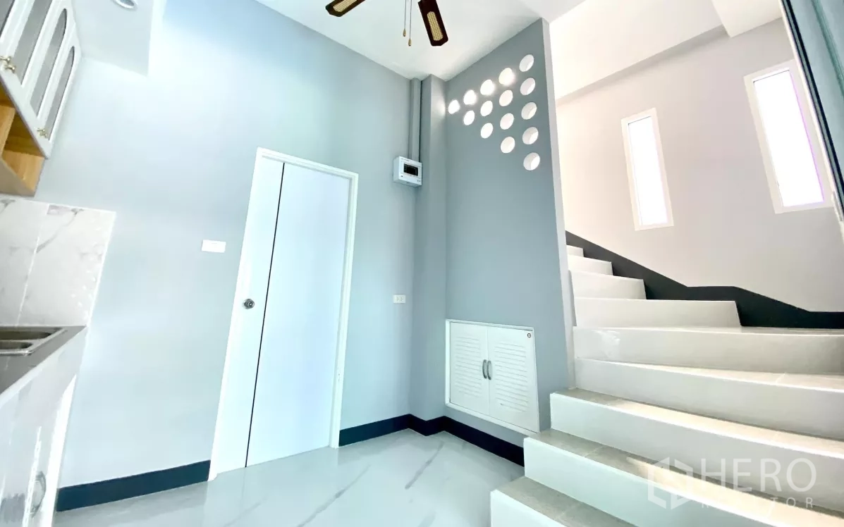 工厂 出租或出售在Bang Bua Thong, Nonthaburi - 厨房与楼梯过道，现代通风细节与收纳柜。