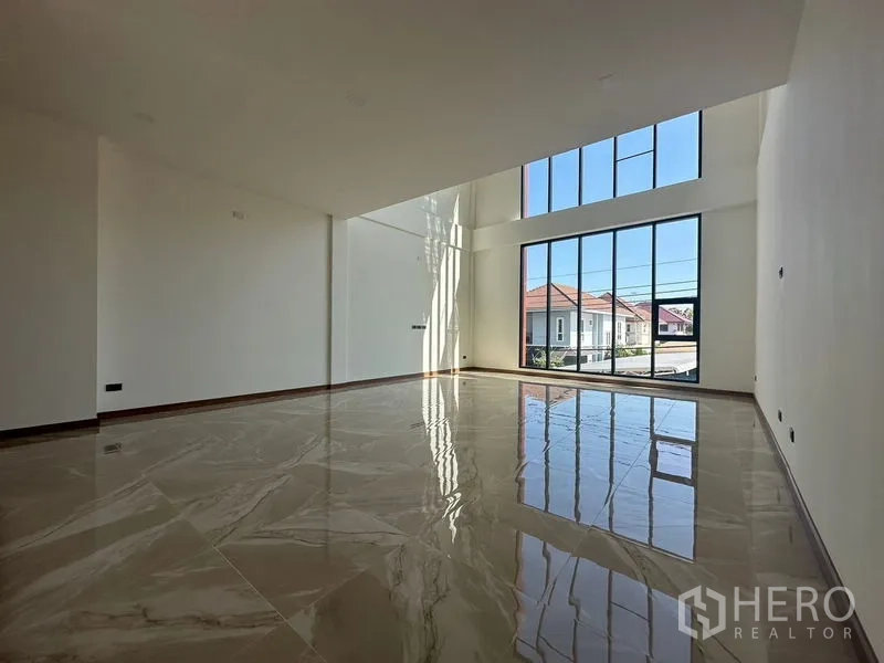 สำนักงานที่บ้าน ให้เช่าในWang Thonglang, Bangkok - โถงโล่งสว่าง พื้นเงา และผนังกระจกสูงเต็มความสูง