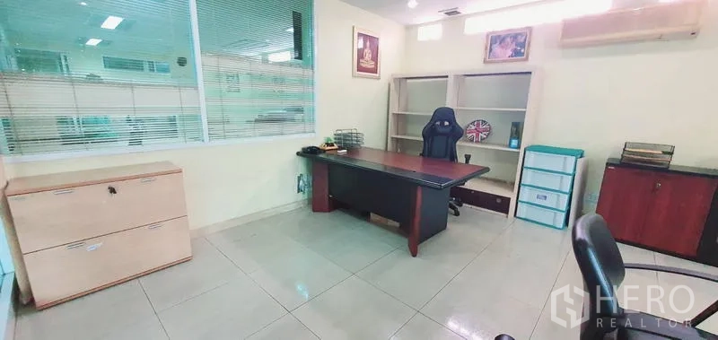 สำนักงาน ให้เช่าในBang Kho Laem, Bangkok - ห้องผู้บริหารส่วนตัว พร้อมโต๊ะ ชั้นวาง พื้นกระเบื้อง และเครื่องปรับอากาศ
