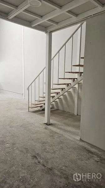 สำนักงาน ให้เช่าในBang Phli, Samut Prakan - พื้นที่ภายในยังไม่ตกแต่ง เพดานสูง พื้นคอนกรีต และบันไดโลหะสีขาวขึ้นชั้นลอย