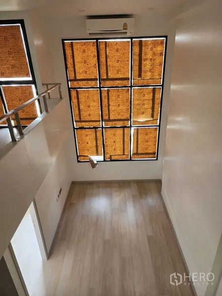 คอนโด ขายในSathon, Bangkok - พื้นที่นั่งเล่นสว่าง หน้าต่างสูง เครื่องปรับอากาศ และพื้นไม้โทนอ่อน