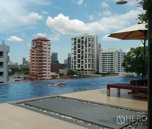คอนโด ให้เช่าในKhlong Toei, Bangkok - สระว่ายน้ำอินฟินิตี้บนดาดฟ้ามองเห็นวิวเมือง พร้อมร่มและที่นั่งพักผ่อน