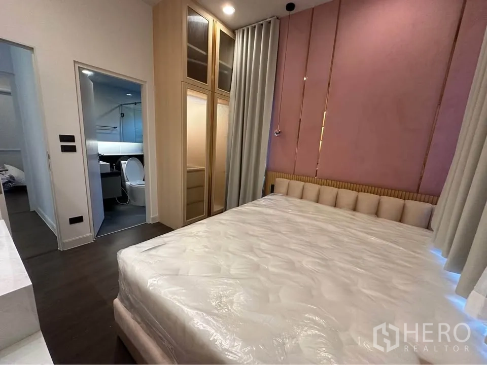 บ้านเดี่ยว for rent in Bang Kapi, Bangkok - ห้องนอนพร้อมตู้เสื้อผ้าบิวท์อินและประตูเชื่อมเข้าห้องน้ำในตัว