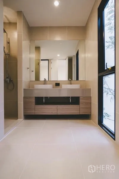 ทาวน์เฮาส์ ขายในPhra Khanong, Bangkok - ห้องน้ำสไตล์สปา มีอ่างล้างหน้าแบบคู่ กระจกบานใหญ่ และส่วนอาบน้ำกระจก