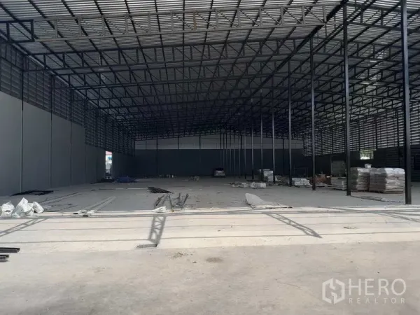 คลังสินค้า ให้เช่าในLam Luk Ka, Pathum Thani - ภายในโกดังโปร่ง พื้นคอนกรีต โครงหลังคาเหล็กสูง กำลังปรับปรุงพื้นที่
