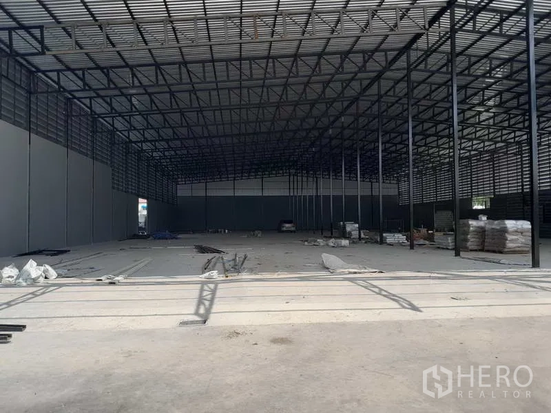 คลังสินค้า ให้เช่าในLam Luk Ka, Pathum Thani - ภายในโกดังโปร่ง พื้นคอนกรีต โครงหลังคาเหล็กสูง กำลังปรับปรุงพื้นที่