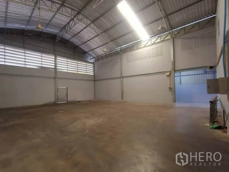 โรงงาน ให้เช่าหรือขายในMueang Samut Sakhon, Samut Sakhon - ฮอลล์โกดังเพดานสูง โปร่ง มีช่องระบายอากาศและพื้นคอนกรีต