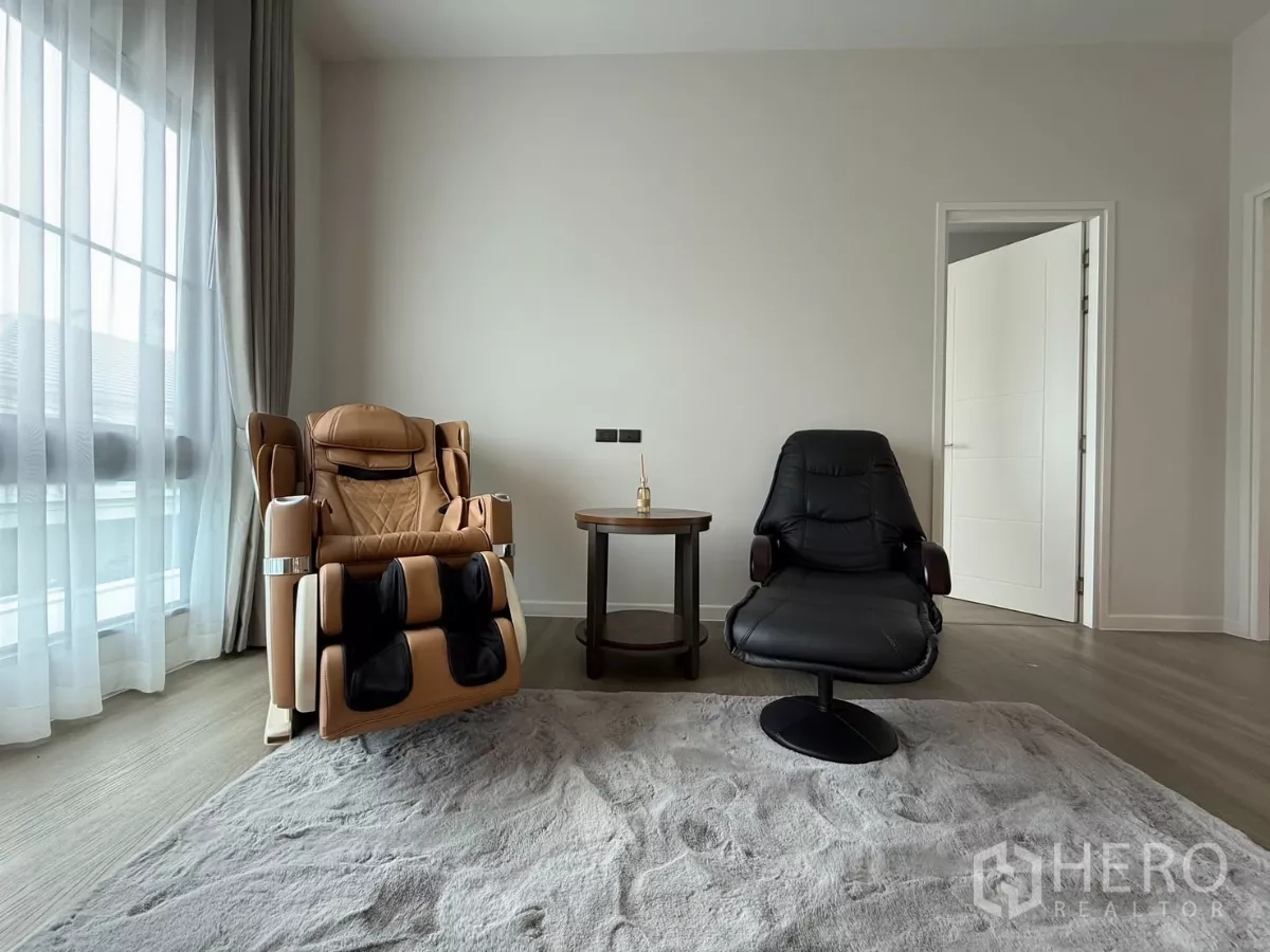 独立式住宅 出租或出售在Bang Phli, Samut Prakan - 二层静谧会客角，配按摩椅与躺椅，靠大窗铺设地毯。