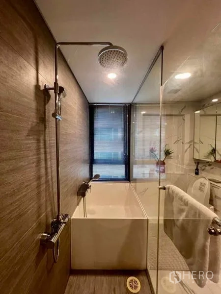 คอนโด ให้เช่า - ห้องน้ำมีเรนชาวเวอร์เหนืออ่างอาบน้ำลึก พร้อมหน้าต่างรับแสงธรรมชาติ
