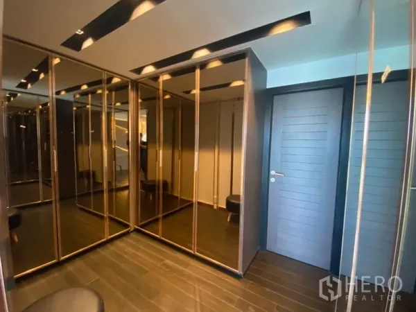 ทาวน์เฮาส์ ขายในYan Nawa, Bangkok - วอล์กอินคลอเซ็ตพร้อมตู้เสื้อผ้าบานกระจกเต็มผนังและไฟดาวน์ไลท์