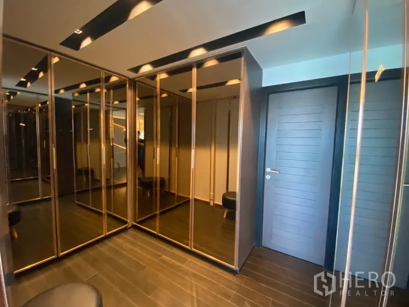 ทาวน์เฮาส์ ขายในYan Nawa, Bangkok - วอล์กอินคลอเซ็ตพร้อมตู้เสื้อผ้าบานกระจกเต็มผนังและไฟดาวน์ไลท์