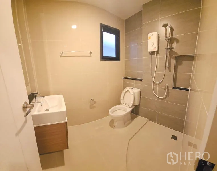 บ้าน ให้เช่าในSaphan Sung, Bangkok - ห้องน้ำสว่างปูด้วยกระเบื้อง มีฝักบัว เครื่องทำน้ำอุ่น โถสุขภัณฑ์ และอ่างล้างหน้าแบบลอยตัว.