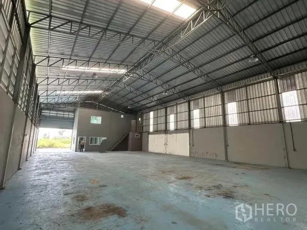 货栈 出租在Pathum Thani - 室内角度，通向卷帘门的装卸通道与侧窗