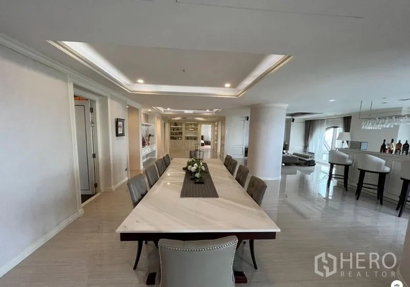 公寓 出售在Bang Rak, Bangkok - 明亮餐区，十人长餐桌与嵌灯顶面。