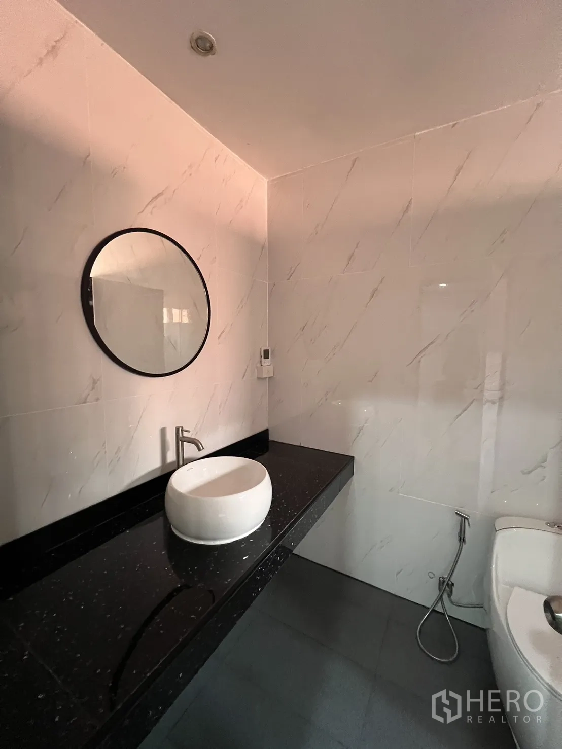 ทาวน์เฮาส์ for rent in Watthana, Bangkok - ห้องน้ำสมัยใหม่ เคาน์เตอร์หินแกรนิตสีดำ อ่างล้างหน้าแบบวางบนเคาน์เตอร์ กระจกกลม