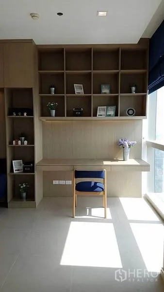 คอนโด ให้เช่าในKhlong San, Bangkok - มุมทำงานสว่าง ชั้นวางแบบเปิดและโต๊ะไม้ติดหน้าต่าง