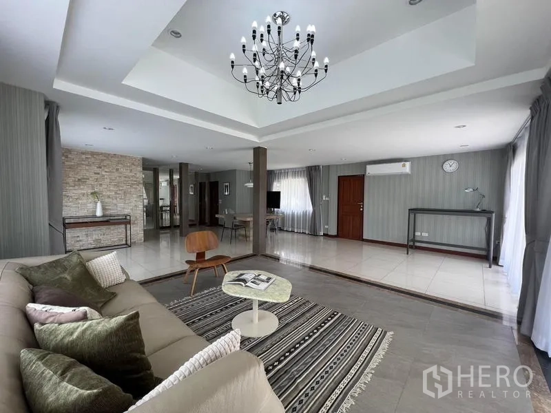 Detached House for sale in Mueang Pathum Thani, Pathum Thani - Open-plan living and dining space with tray ceiling, chandelier and ample natural light