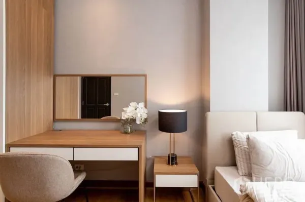 คอนโด ให้เช่าในPhaya Thai, Bangkok - มุมห้องนอนพร้อมโต๊ะเครื่องแป้งไม้ โคมไฟ และหัวเตียงบุนวม