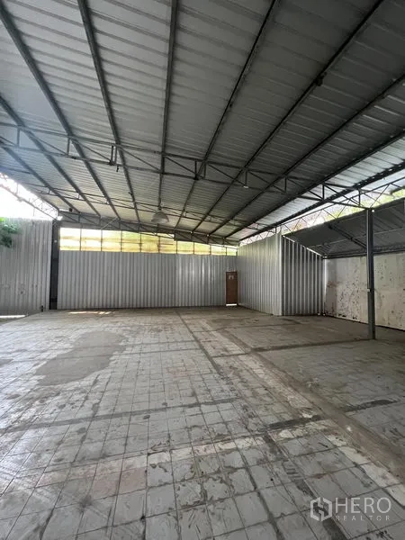 คลังสินค้า ให้เช่าในKhlong Toei, Bangkok - มุมโกดังโล่ง พื้นกระเบื้อง ผนังเมทัลชีท พร้อมประตูไม้หนึ่งบาน