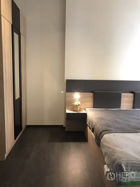 คอนโด ให้เช่าหรือขายในWatthana, Bangkok - ห้องนอนสไตล์มินิมอล พร้อมตู้เสื้อผ้าบิวท์อิน โคมไฟหัวเตียง และพื้นไม้โทนเข้ม