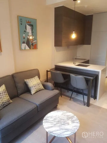 คอนโด ให้เช่าในWatthana, Bangkok - พื้นที่นั่งเล่นแบบเปิดโล่ง โซฟาสีเทา ไอส์แลนด์ทานข้าว และไฟแขวนวอร์มไลท์