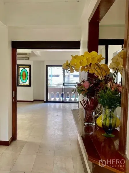 สำนักงานที่บ้าน ให้เช่าในKhlong Toei, Bangkok - โถงทางเดินเชื่อมสู่ระเบียงราวลูกกรง หน้าต่างกระจกสี และชั้นโชว์