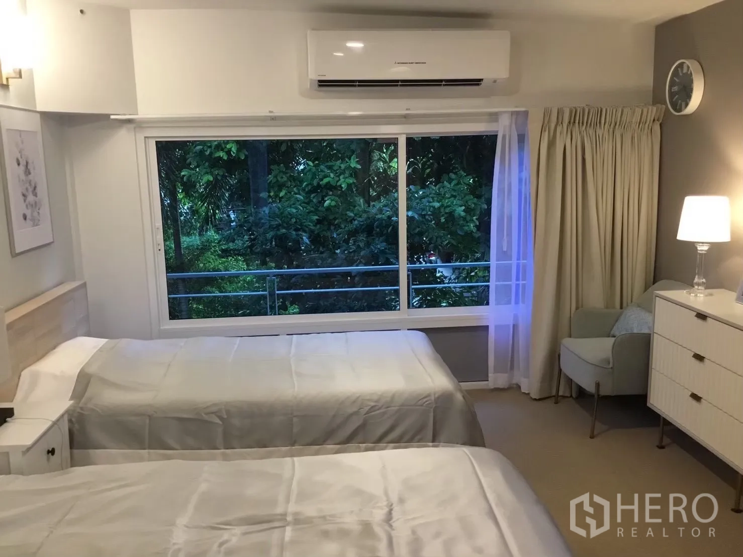 บ้านเดี่ยว for sale in Suan Luang, Bangkok - ห้องนอนเตียงคู่ หน้าต่างบานใหญ่หันสู่แนวต้นไม้