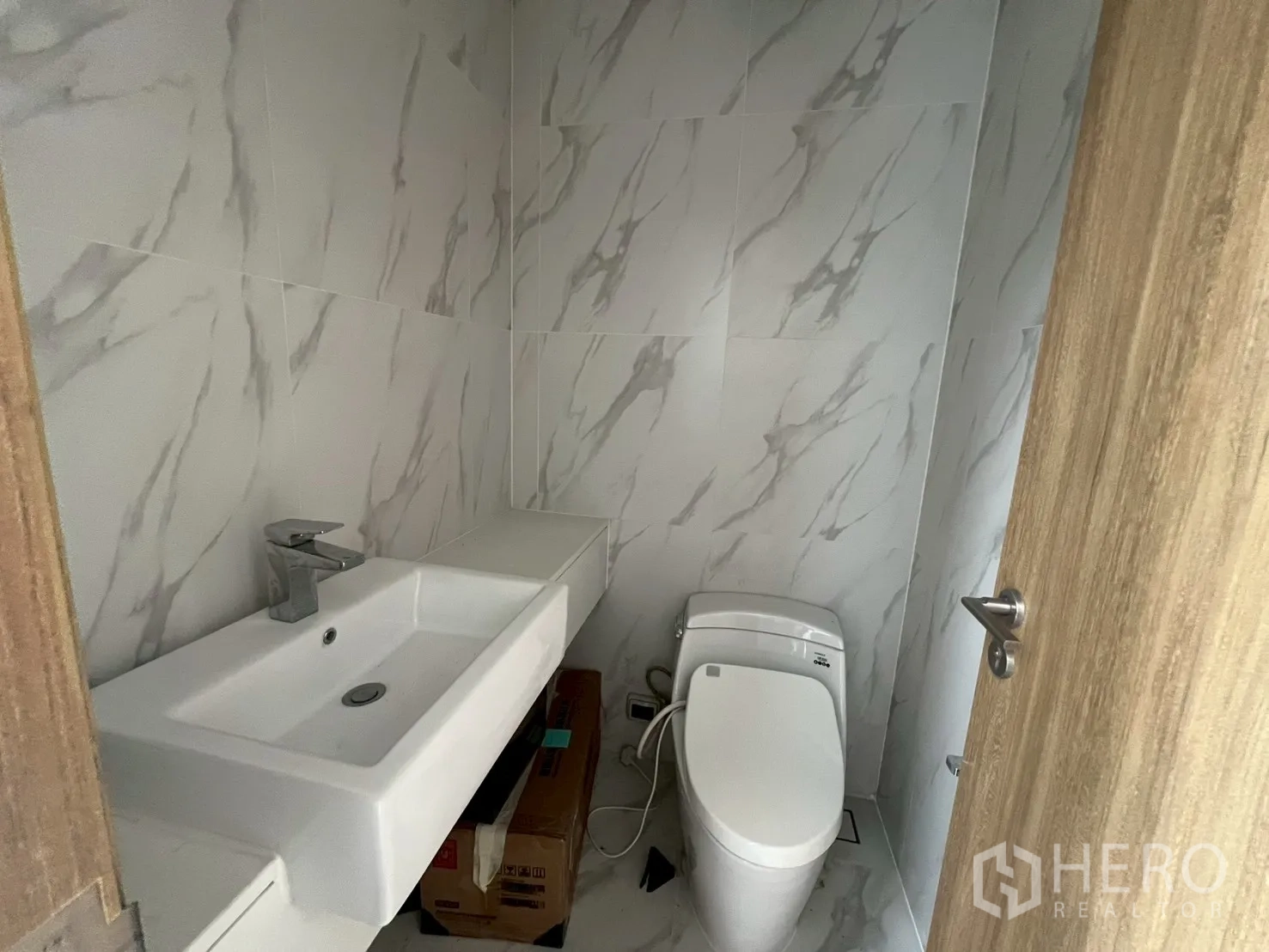 พื้นที่ขายปลีก ให้เช่า - ห้องน้ำสมัยใหม่กรุหินอ่อน พร้อมอ่างล้างหน้าและโถสุขภัณฑ์