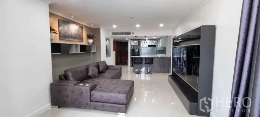 公寓 出租在Khlong Toei, Bangkok - 开放式起居空间通向精致厨房与岛台，地面光洁明亮。