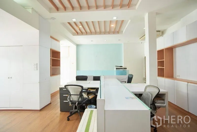 带办公室的家 出租在Wang Thonglang, Bangkok - 前厅办公区，接待台、储物柜与自然采光