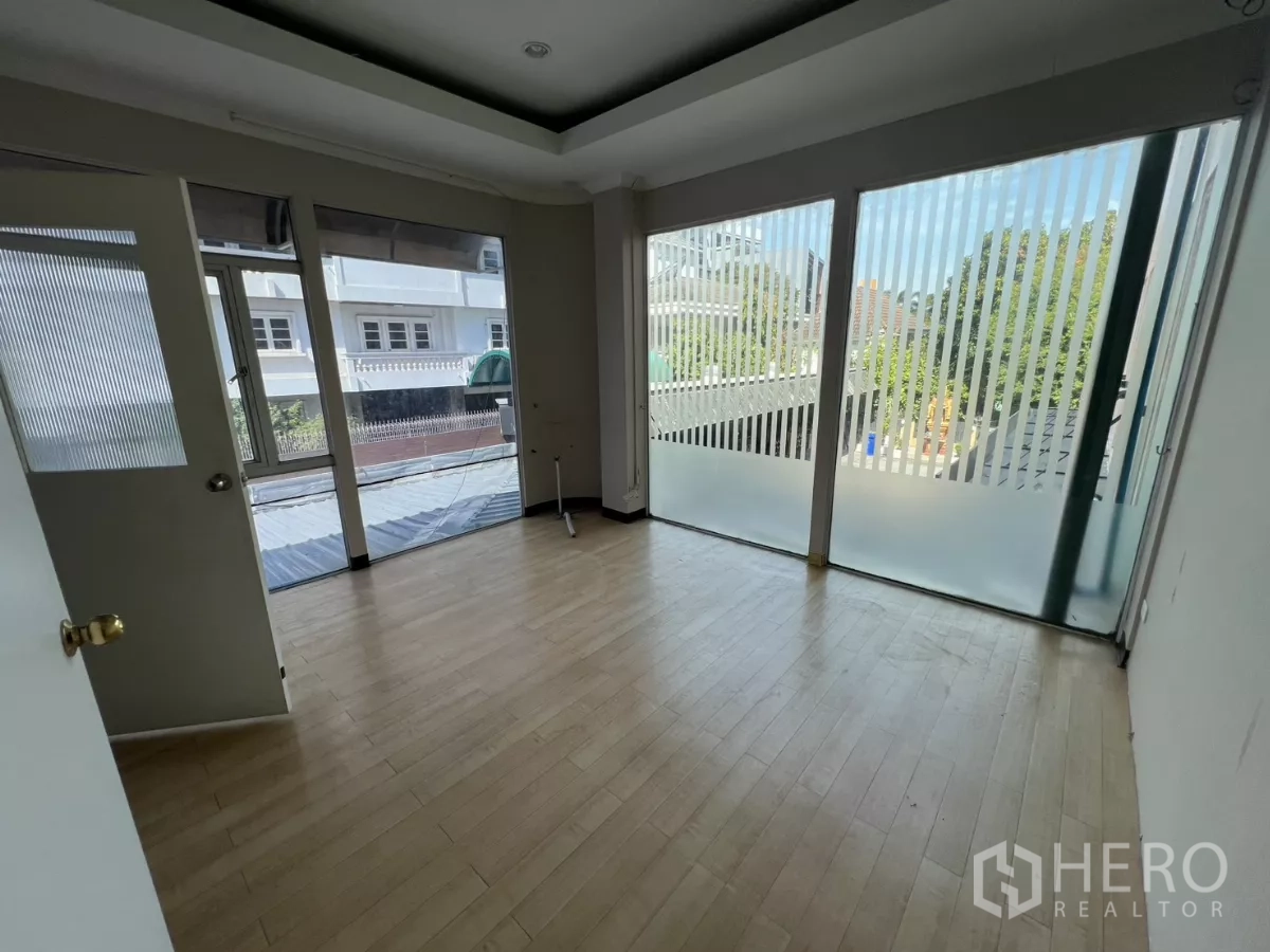 พื้นที่ขายปลีก ให้เช่า - ห้องรับแสงดี ผนังกระจกฝ้าสลับใส สูงจรดพื้น