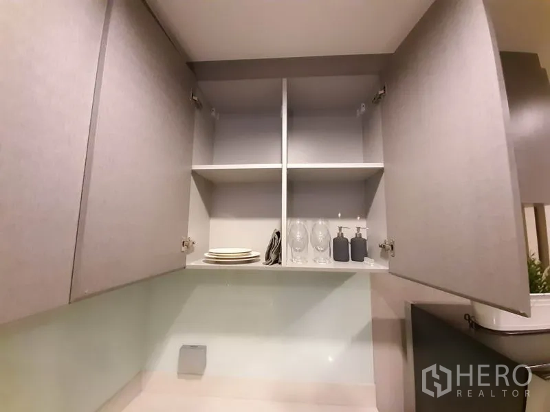 คอนโด ให้เช่าหรือขายในKhlong Toei, Bangkok - ชั้นเก็บของในครัวเปิดเห็นจานและแก้วจัดเรียงเรียบร้อย