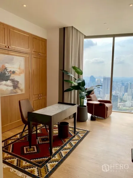 คอนโด ให้เช่าในKhlong San, Bangkok - มุมทำงานสว่าง โต๊ะโมเดิร์น ตู้ไม้ และกระจกเต็มผนังเห็นวิวเมือง