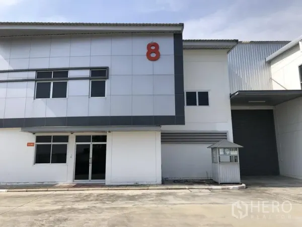 工厂 出租在Phra Nakhon Si Ayutthaya - 现代化厂房单元，外墙编号8，带玻璃办公室与大型卷帘门。