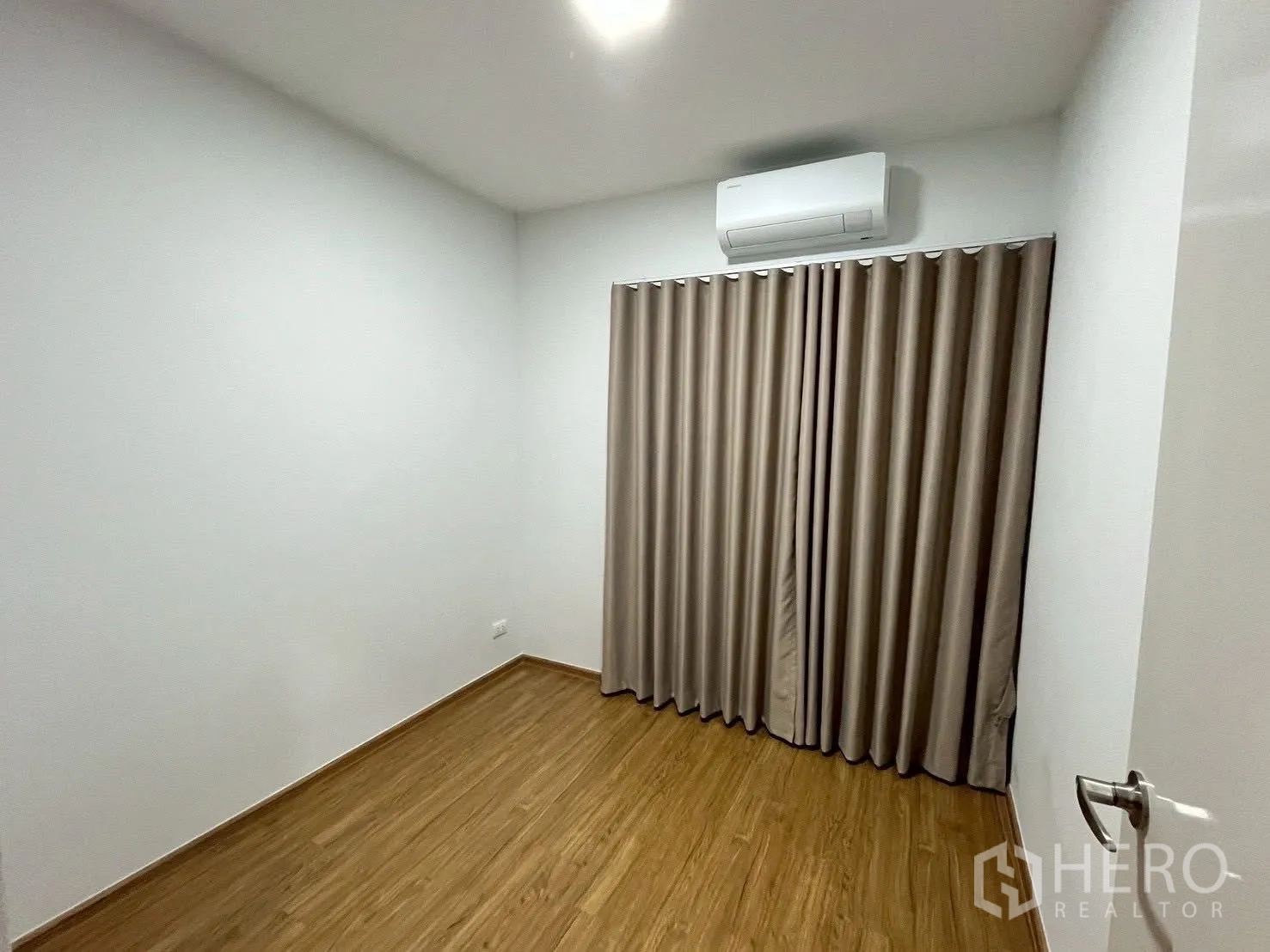 联排别墅 for rent in Bang Phli, Samut Prakan - 空房卧室，仿木地板、窗帘与壁挂空调。