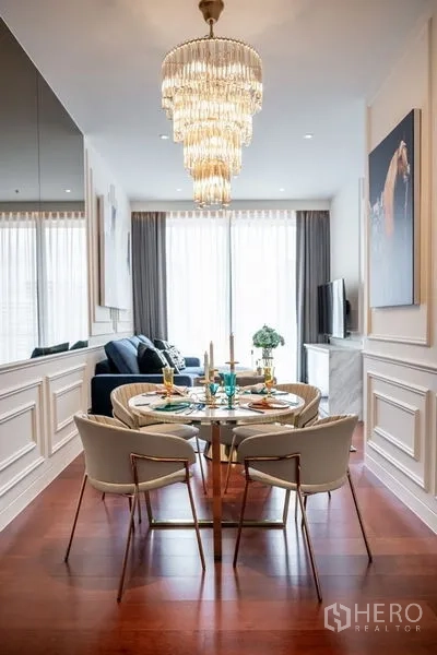 คอนโด ให้เช่าในWatthana, Bangkok - พื้นที่รับประทานอาหารใต้โคมระย้าคริสตัล พร้อมผ้าม่านโปร่งสูง