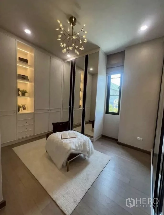 独立式住宅 出租在Lat Phrao, Bangkok - 更衣室设整墙柜与镜面移门，中间摆放长凳。