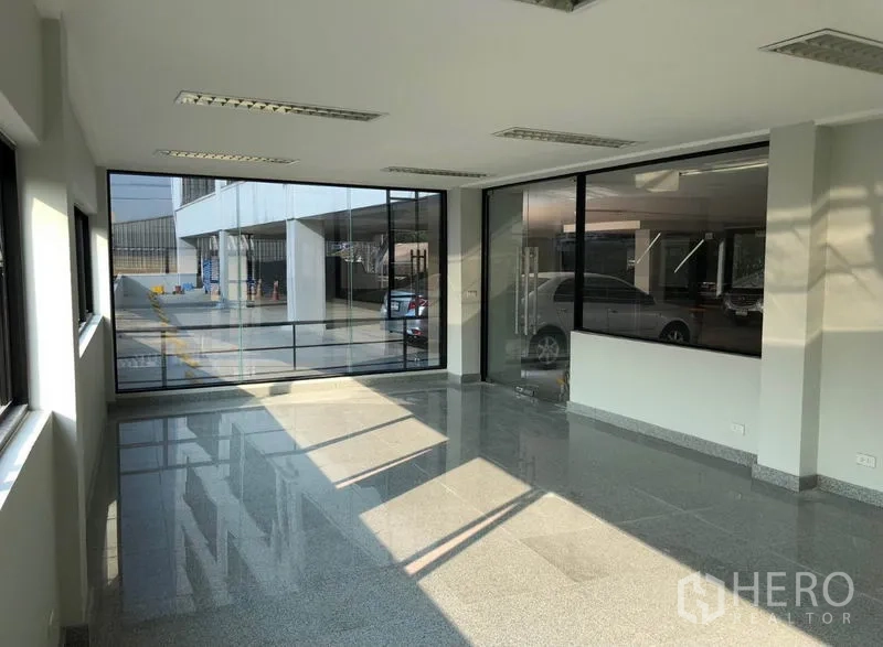 办公空间 出租在Khlong Toei, Bangkok - 玻璃转角办公室，可眺望停车区域。