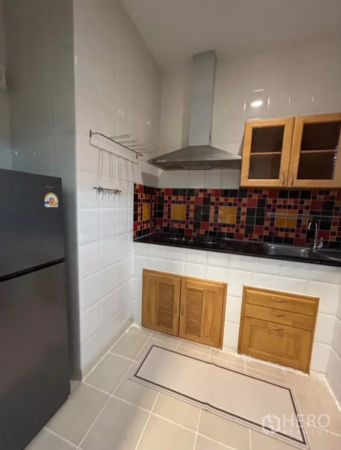 Townhouse for rent in Wang Thonglang, Bangkok - Kitchen corner with gas hob, range hood and refrigerator