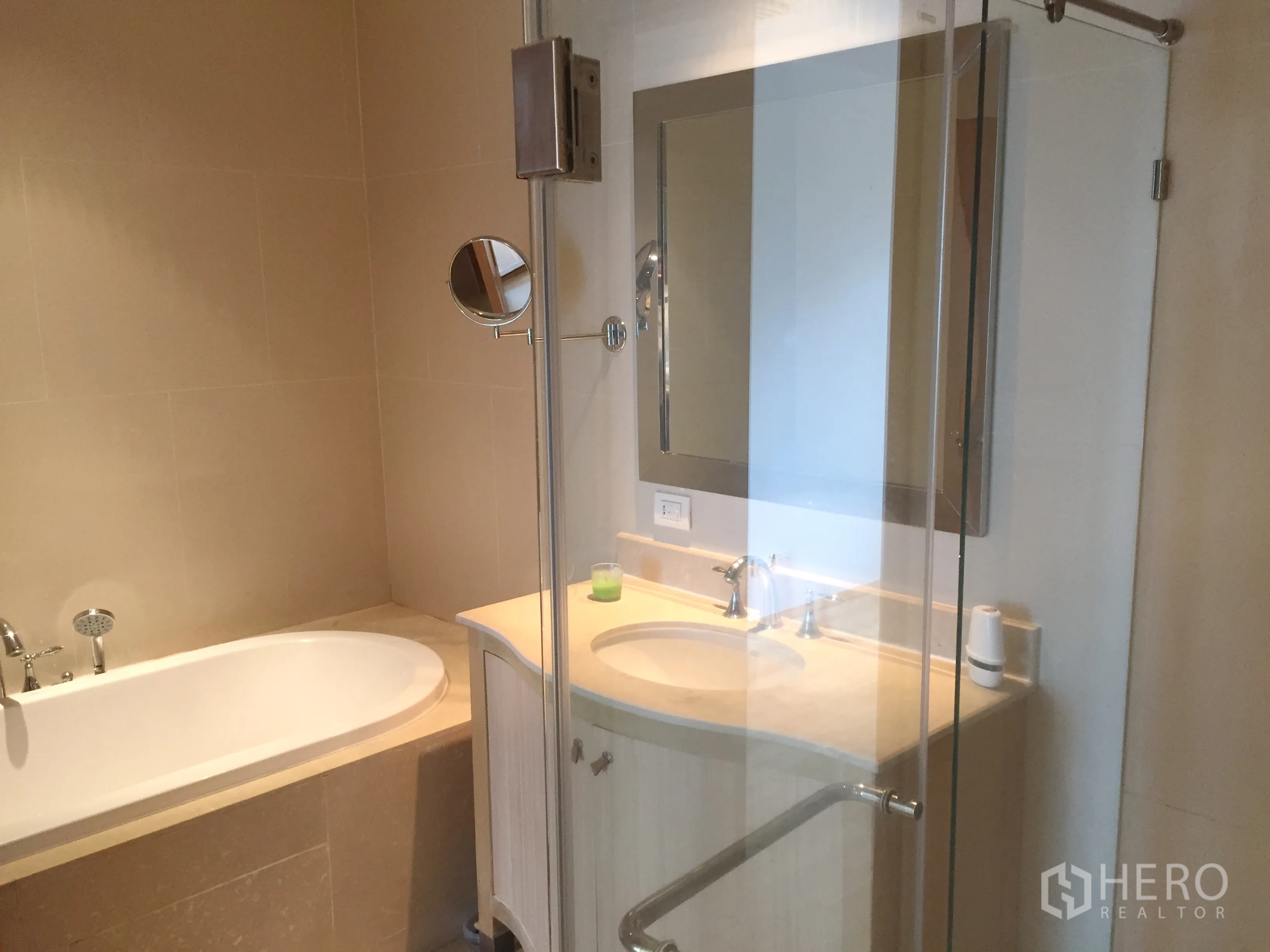 公寓 出租在Sathon, Bangkok - 卫浴配独立浴缸，旁为洗手台与玻璃淋浴门。