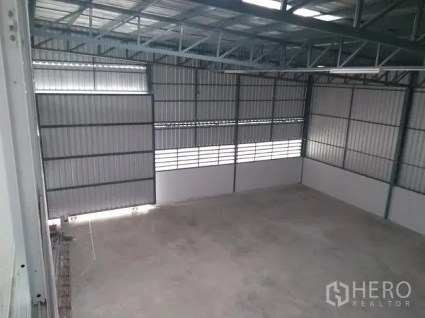 货栈 出租在Bang Kapi, Bangkok - 高挑仓库内部，钢结构屋架与侧墙通风百叶。