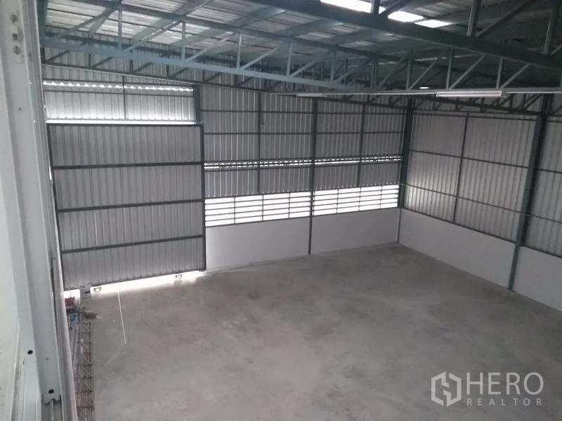 货栈 出租在Bang Kapi, Bangkok - 高挑仓库内部，钢结构屋架与侧墙通风百叶。