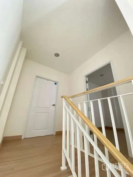 带办公室的家 出租或出售 - 楼梯平台配白色栏杆，连接上层空间。