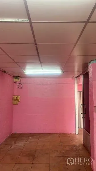 พื้นที่ขายปลีก ให้เช่าในBang Na, Bangkok - โซนภายในเล็ก ๆ ใต้ไฟฝ้าทีบาร์ พื้นกระเบื้อง พร้อมประตูกระจกบานเลื่อน