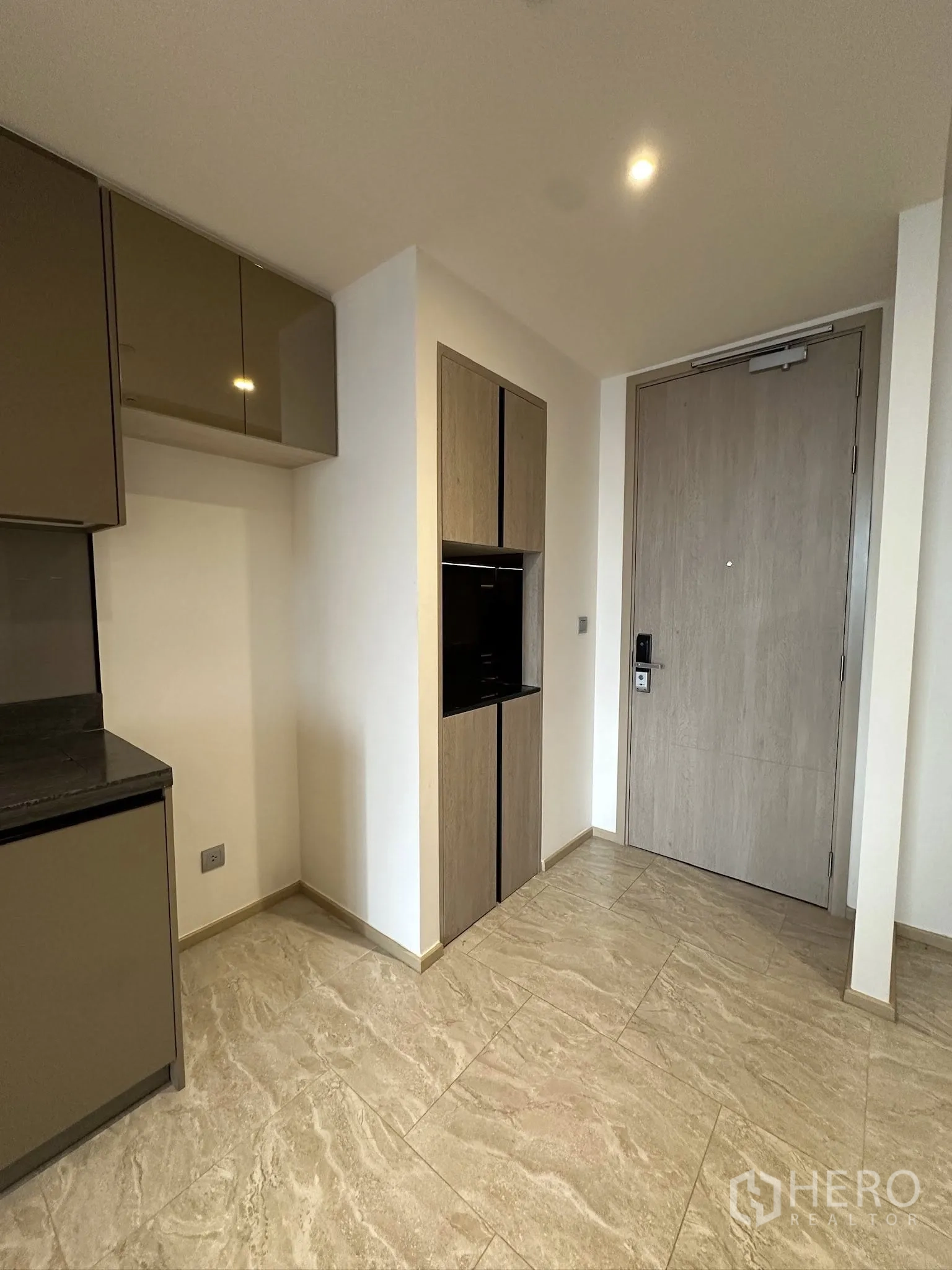 คอนโด for sale in Din Daeng, Bangkok - โถงทางเข้าและครัวขนาดกะทัดรัด ตู้บิวท์อินเงางาม มีไมโครเวฟ/เตาอบบิวท์อิน และพื้นกระเบื้องลายหิน