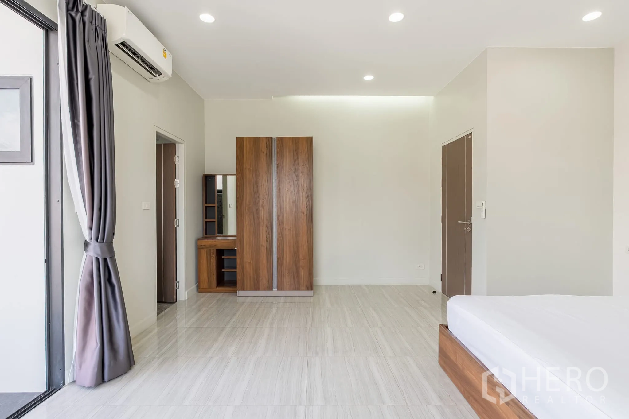 家庭办公室 for rent in Khlong Toei, Bangkok - 卧室一角，带衣柜与梳妆台，木质饰面。