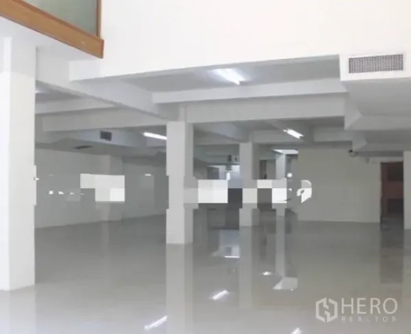 อาคารพาณิชย์ ให้เช่าในKhlong Toei, Bangkok - ชั้นบนพื้นที่กว้าง โปร่งสว่าง เสาสีขาว พื้นเงา และไฟยาวฝ้าเพดาน