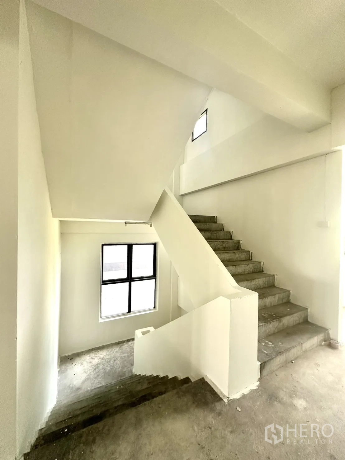 คลังสินค้า ให้เช่าในBang Phli, Samut Prakan - บันไดคอนกรีตเชื่อมแต่ละชั้น รับแสงจากหน้าต่าง