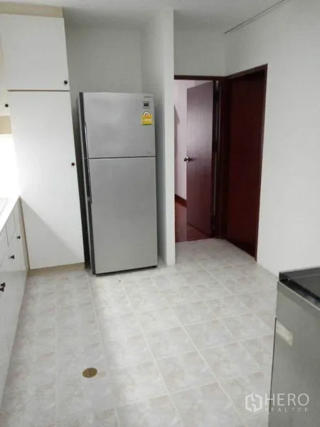 คอนโด ให้เช่าในWatthana, Bangkok - ทางเดินครัวพร้อมตู้เย็นขนาดใหญ่และพื้นกระเบื้อง